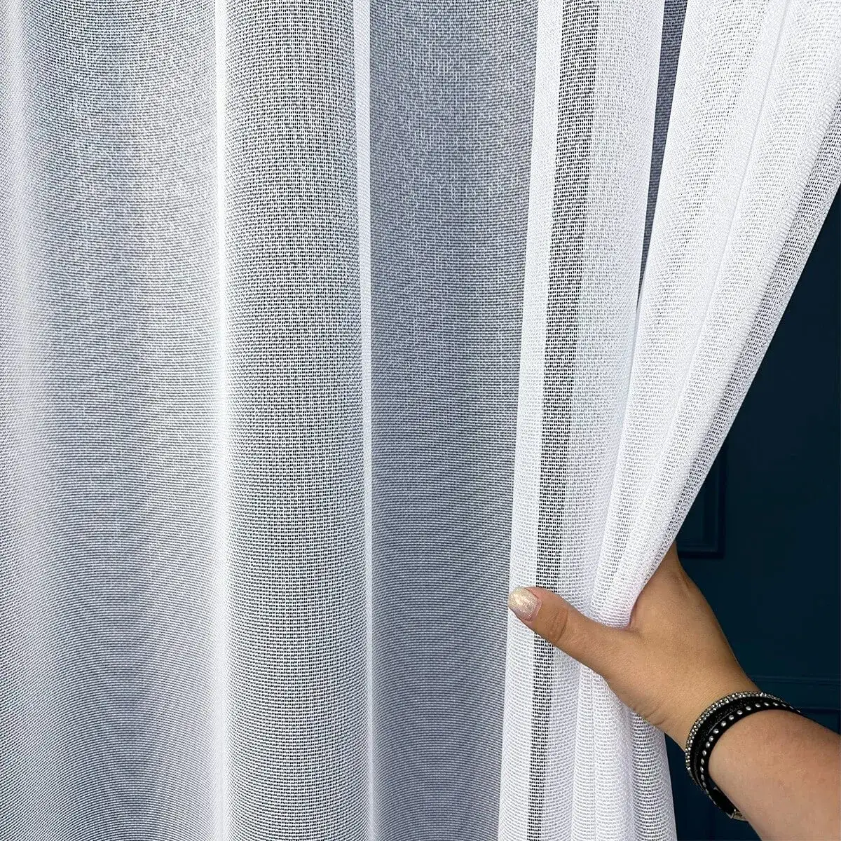 Zdjęcie Jakie są modne firany do salonu – trendy, które odmienią wnętrze