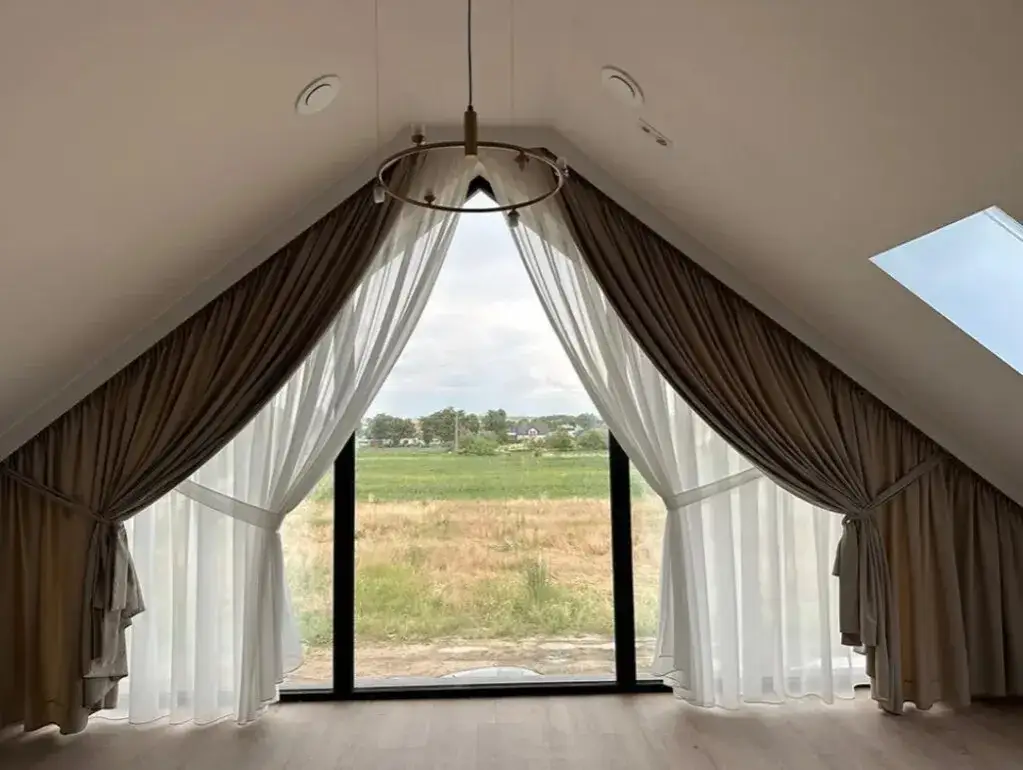 Zdjęcie Jak uszyć firankę na skośne okno - proste kroki i cenne wskazówki