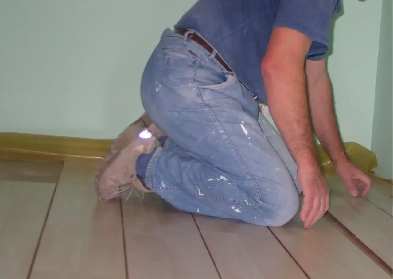 Zdjęcie Jak naprawić trzeszczące panele i uniknąć irytującego skrzypienia