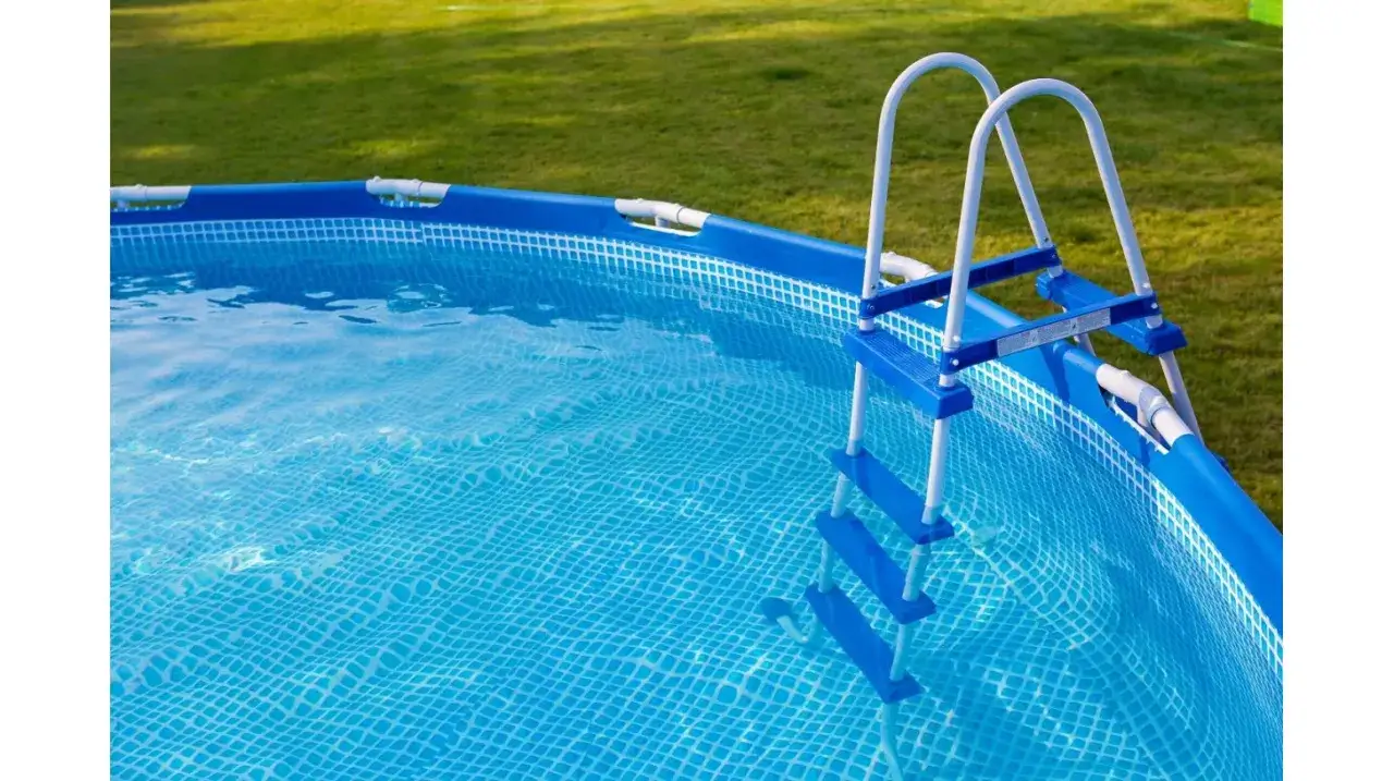 Zdjęcie Jak skutecznie umyć basen ogrodowy i cieszyć się czystą wodą