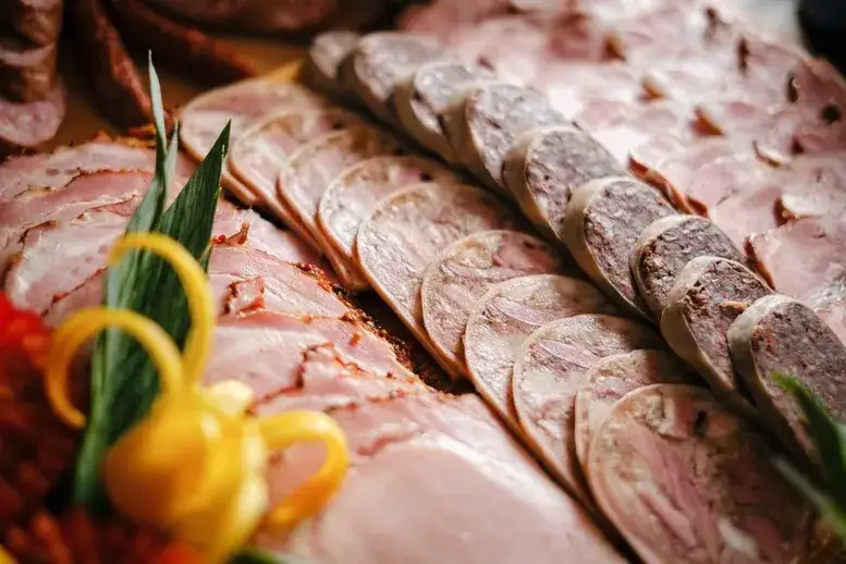 Zdjęcie Ile kiełbasa może leżeć w lodówce? Sprawdź, zanim będzie zepsuta