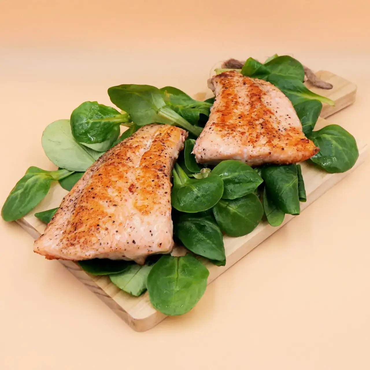 Zdjęcie Jak smażyć łososia ze skórą na patelni, by uzyskać chrupiącą skórkę