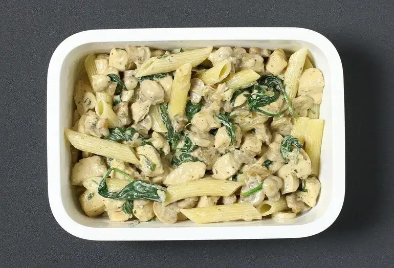 Zdjęcie Pyszny makaron penne z kurczakiem i pieczarkami w sosie śmietanowym