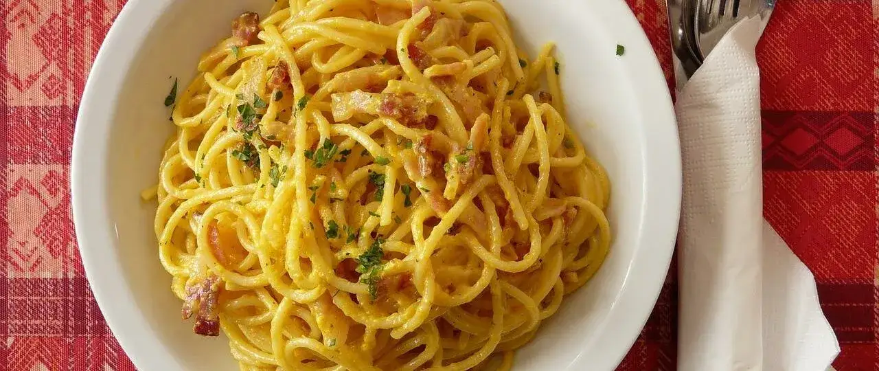 Zdjęcie Ile kalorii ma Carbonara? Sprawdź kalorie i przepisy fit