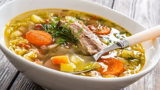 Zdjęcie Ile gotować żeberka w zupie, aby były idealnie miękkie i aromatyczne