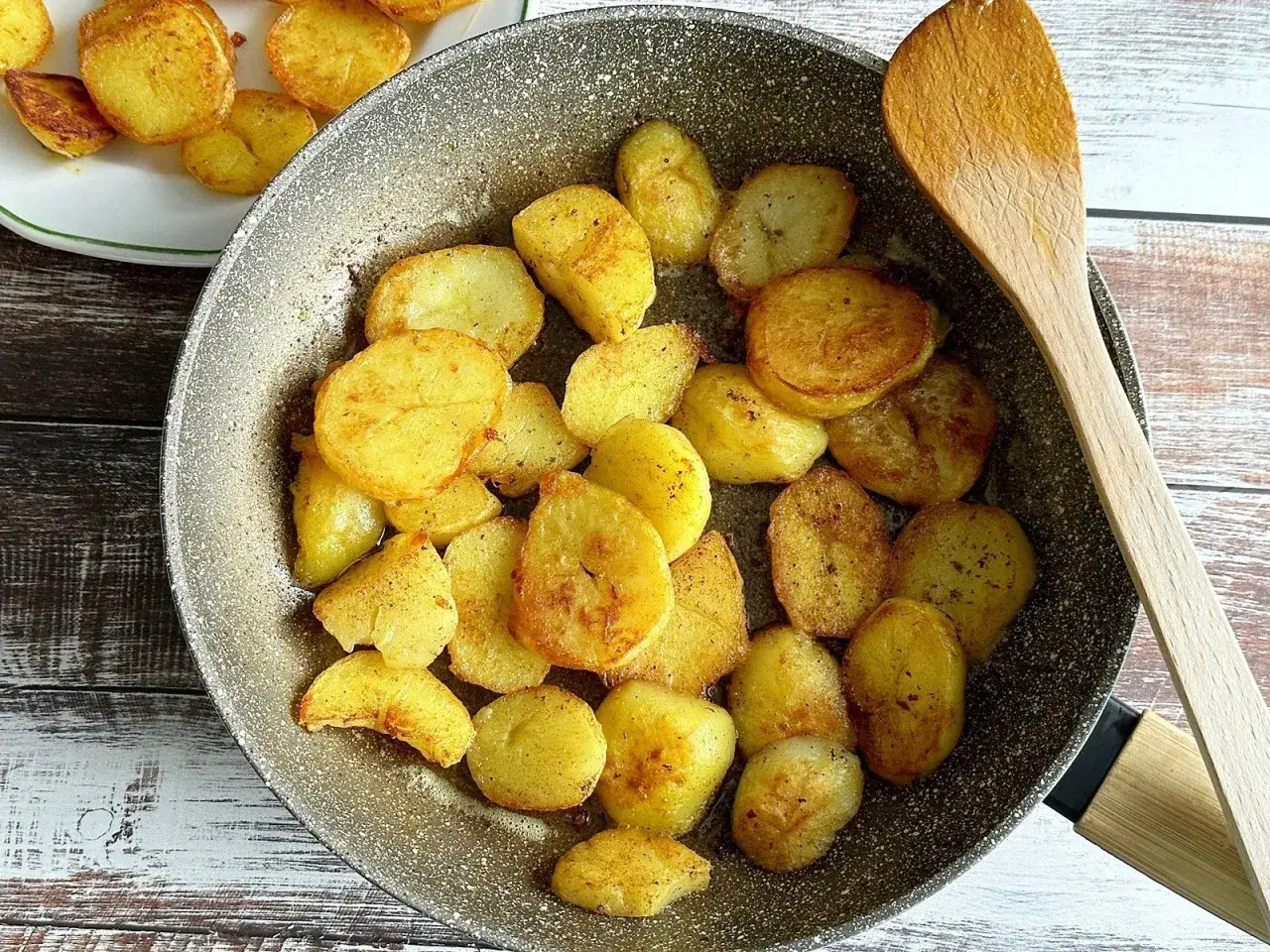 Zdjęcie Jak podsmażyć ziemniaki na patelni, by były chrupiące i smaczne