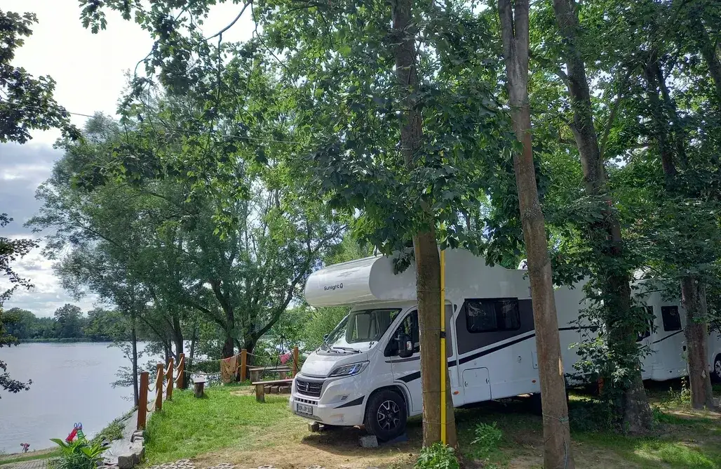 Zdjęcie Pola namiotowe nad jeziorem Kujawsko Pomorskie - idealne miejsca na relaks