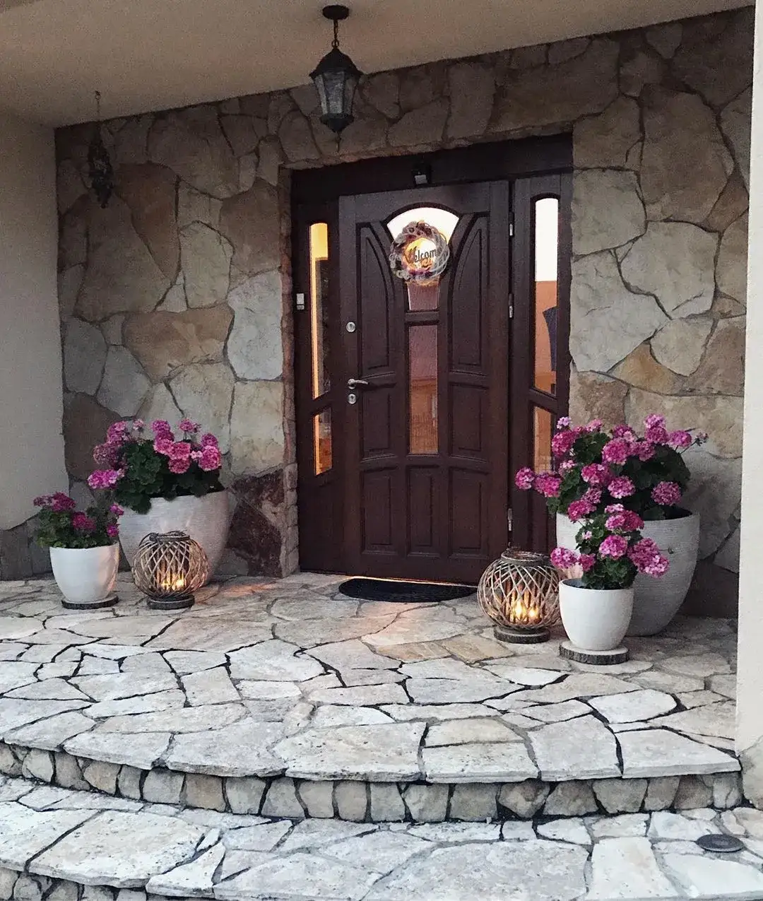 Zdjęcie Piękne kwiaty przed domem: Jak ozdobić schody, które zachwycą każdego