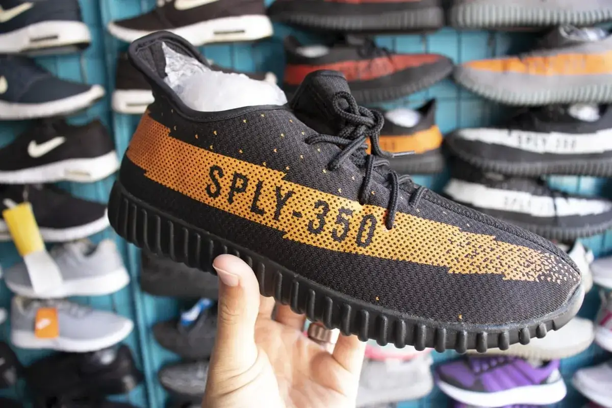 Zdjęcie Jak sprawdzić oryginalność butów adidas i uniknąć podróbek – praktyczne porady