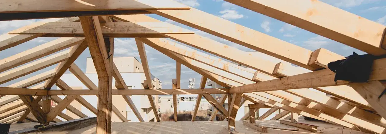 Zdjęcie Konstrukcja dachu kopertowego: Jak zbudować trwały i efektowny dach