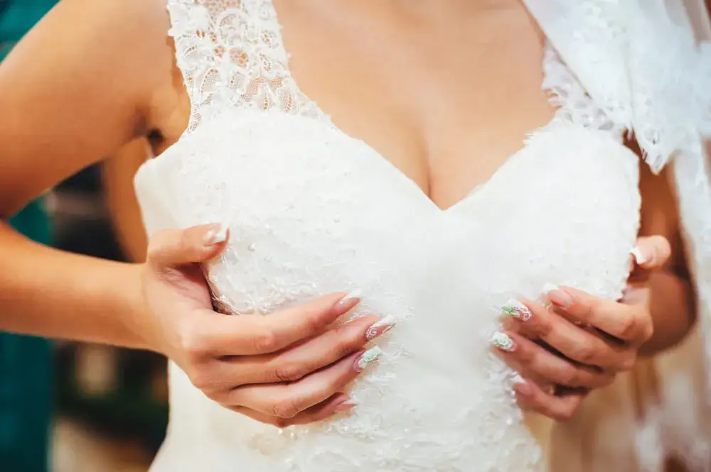 Zdjęcie Jak dobrać biustonosz do sukni ślubnej, aby uniknąć błędów?