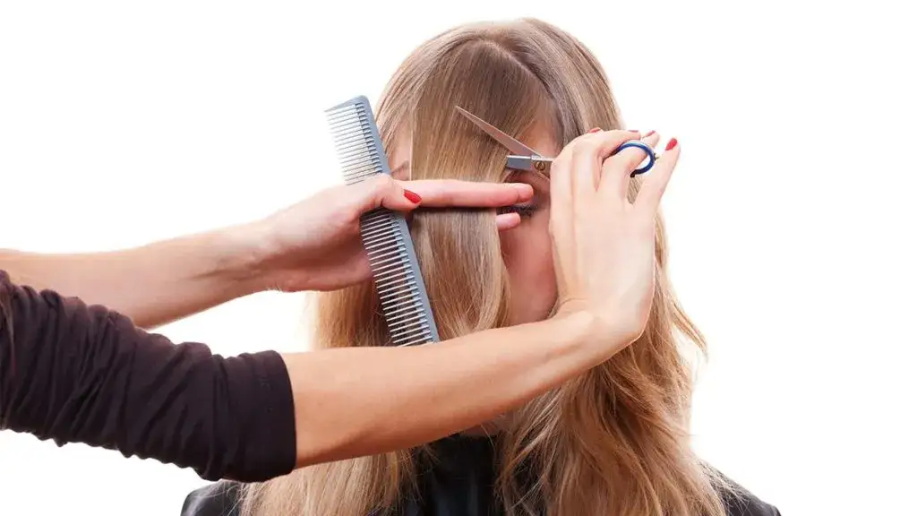 Zdjęcie Jak układać grzywkę prostownicą, aby uzyskać idealnie gładki efekt