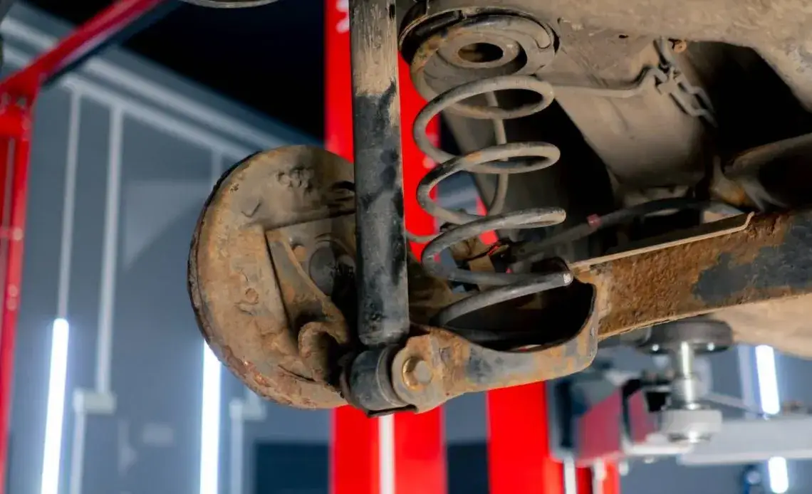 Zdjęcie Wylany amortyzator objawy: jak je rozpoznać i uniknąć kosztów naprawy