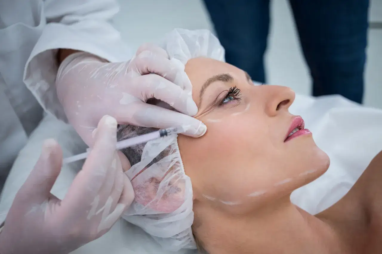 Zdjęcie Kwas hialuronowy czy botox – co wybrać dla młodszej skóry?