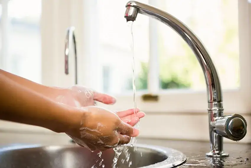 Zdjęcie Ile stopni ma ciepła woda w kranie? Bezpieczne temperatury dla zdrowia