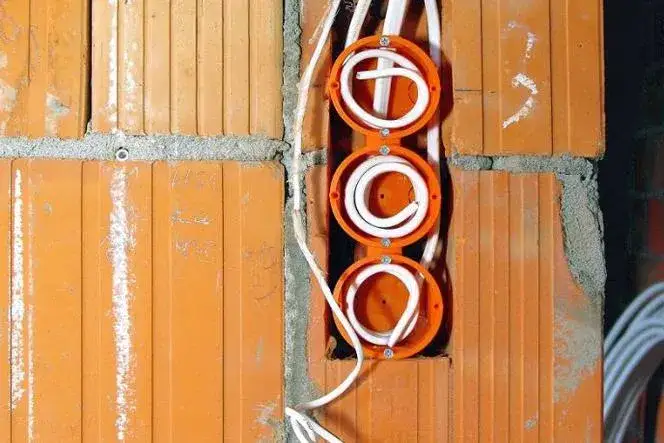 Zdjęcie Osadzenie Puszki Elektrycznej: Jakie Są Koszty? Bezpieczny Dom