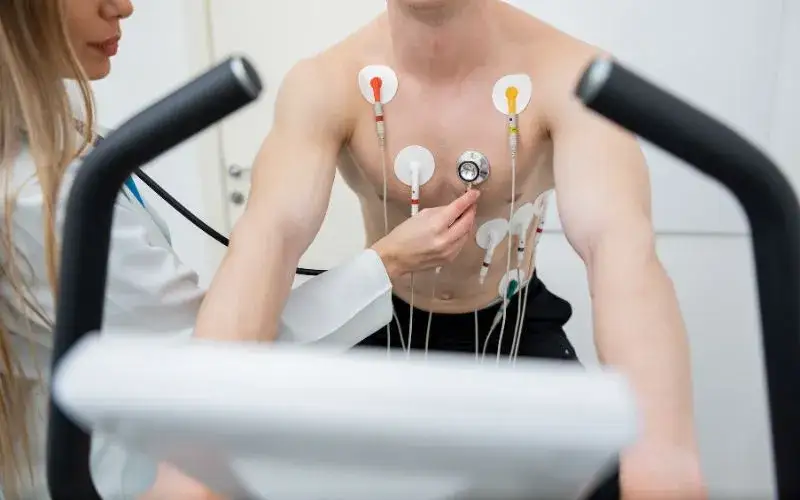 Zdjęcie Jak ubrać się na EKG wysiłkowe? Pełen komfort i dokładność