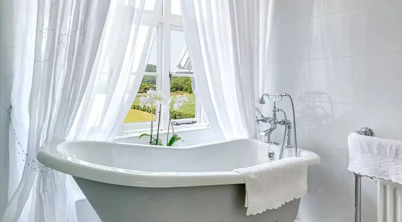 Zdjęcie Jaką firankę do łazienki wybrać, aby uniknąć problemów z wilgocią?