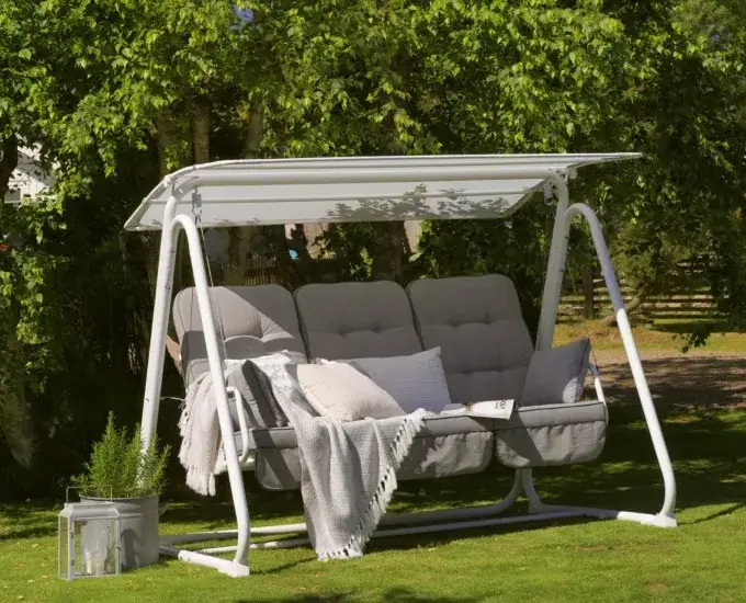 Zdjęcie Co pod huśtawkę ogrodową? Sprawdź najlepsze opcje dla bezpieczeństwa