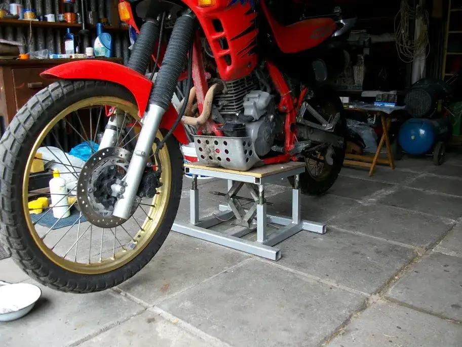 Zdjęcie Jak zrobić podnośnik motocyklowy - proste kroki i bezpieczeństwo