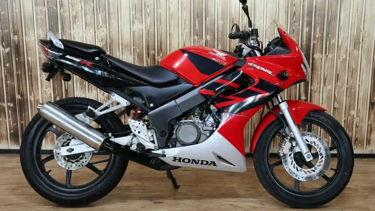 Zdjęcie Honda CBR 125 ile ma koni? Odkryj prawdę o mocy motocykla