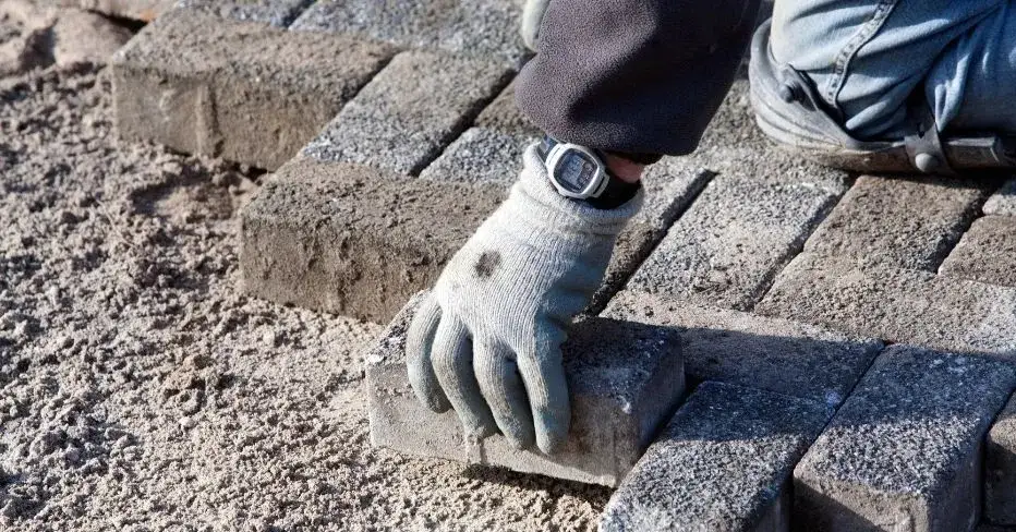 Zdjęcie Ile kosztuje ułożenie kostki brukowej na cmentarzu? Zaskakujące ceny!