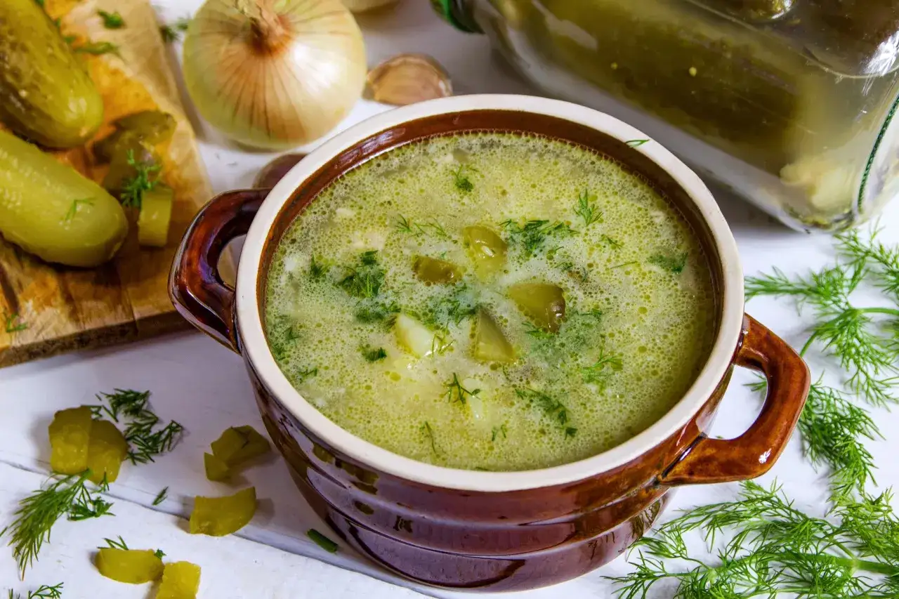 Zdjęcie Z czym zupa ogórkowa? Odkryj najlepsze dodatki i smaki
