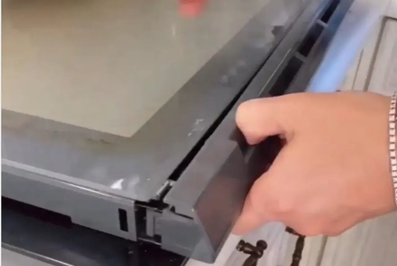 Zdjęcie Jak wyjąć szybę z piekarnika Bosch - proste kroki i porady bezpieczeństwa