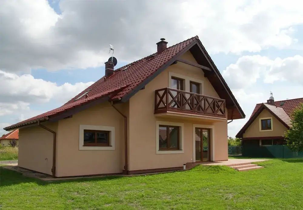 Zdjęcie Jaki kolor elewacji do ceglastej dachówki? Zaskakujące połączenia kolorystyczne.