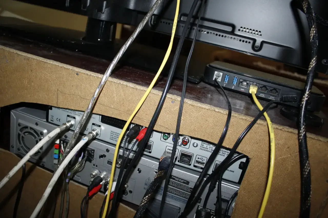 Zdjęcie Jak podłączyć kino domowe z dekoderem Polsatu i telewizorem bez problemów
