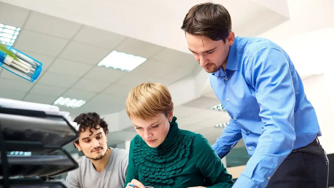 Zdjęcie Na czym polega zatrudnienie przez agencję pracy i jakie ma wady?