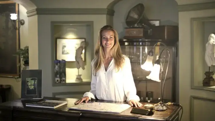 Zdjęcie Ile zarabia recepcjonistka w hotelu 5 gwiazdkowym? Zaskakujące fakty o pensjach