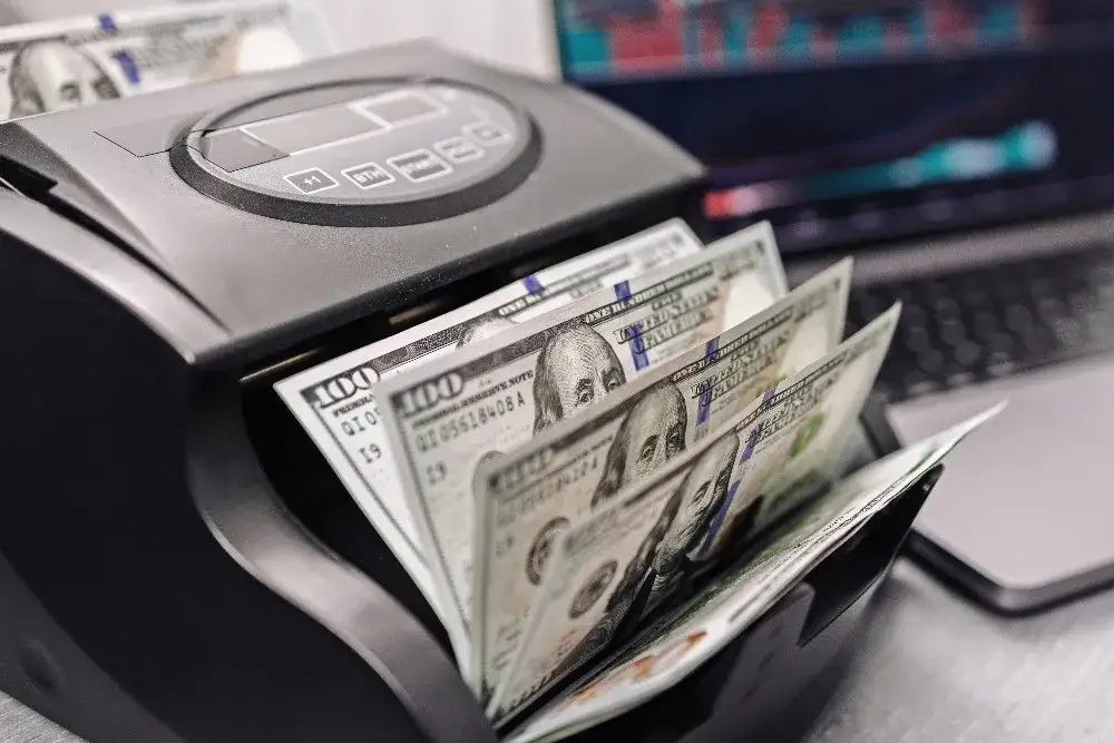 Zdjęcie Jak kupić dolary w NBP i uniknąć niekorzystnych kursów wymiany