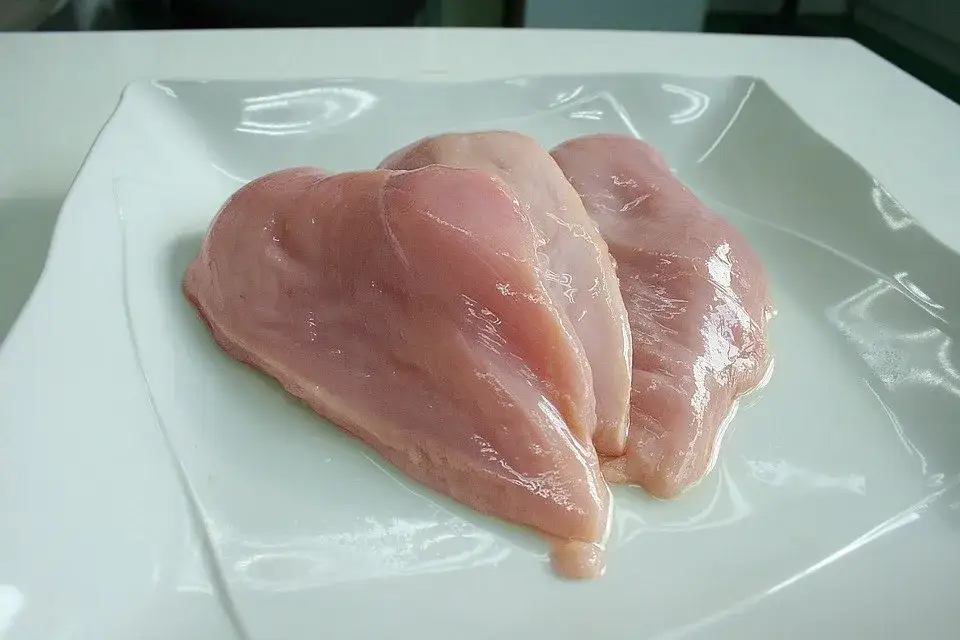 Zdjęcie Ile kcal ma pierś z kurczaka? Poznaj dokładną wartość kaloryczną