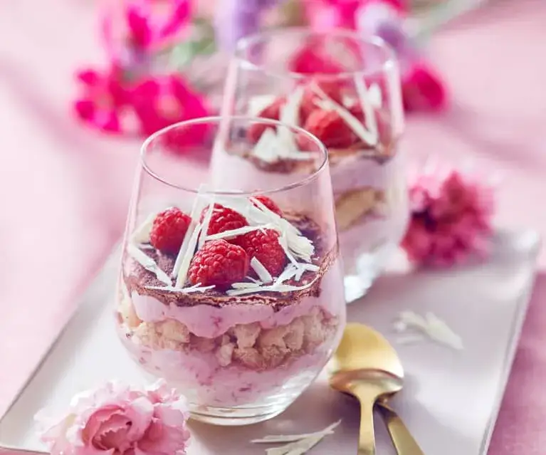 Zdjęcie Malinowe tiramisu bez jajek: Przepis na pyszny letni deser