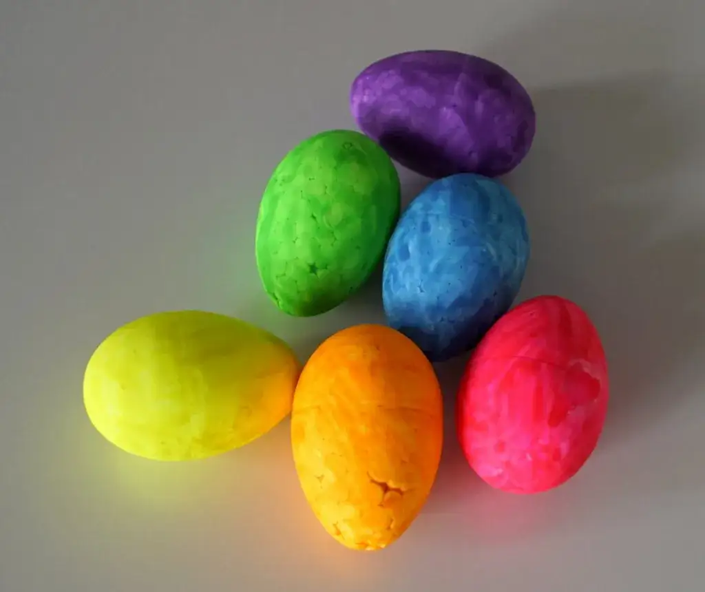 Zdjęcie Czy można malować jajka farbami plakatowymi? Oto co musisz wiedzieć!