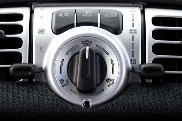 Zdjęcie Ile kosztuje montaż klimy w samochodzie i co wpływa na cenę?