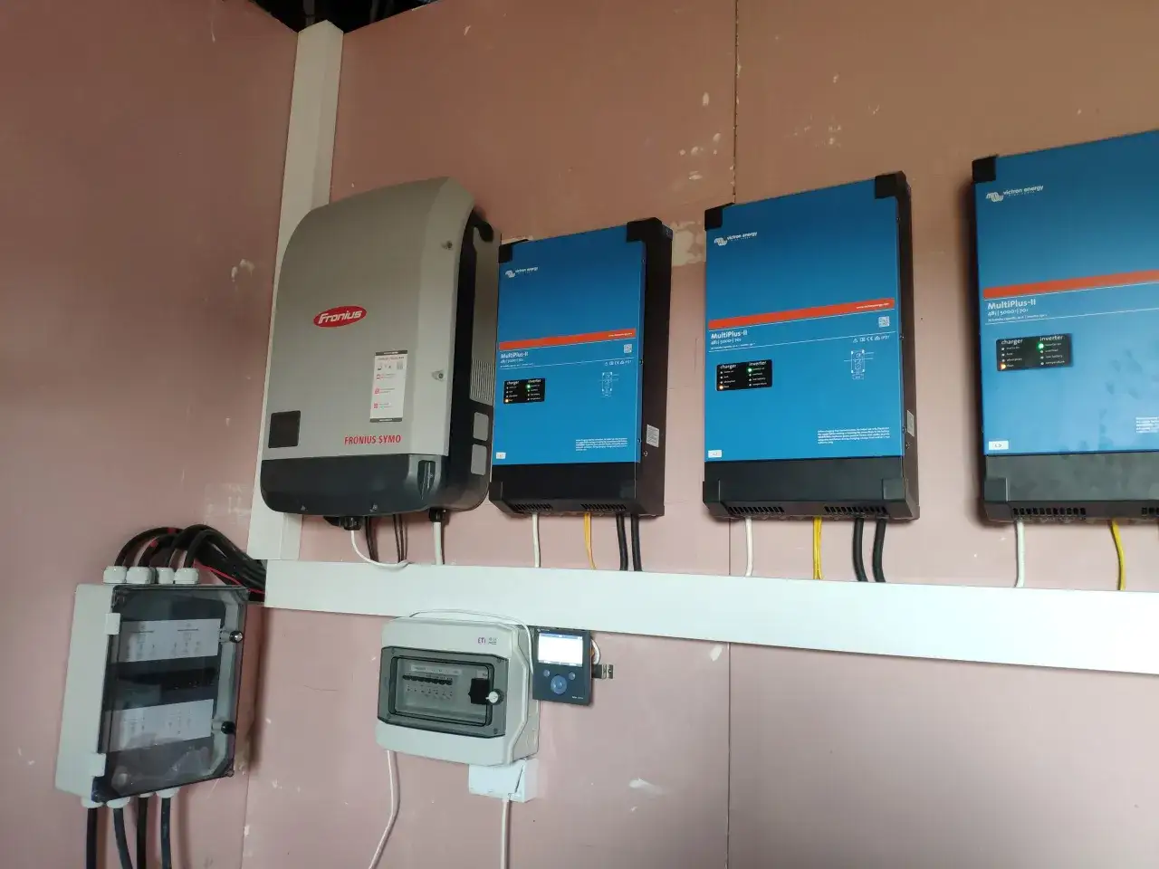 Zdjęcie Ile bierze elektryk za podłączenie fotowoltaiki? Zobacz ceny i czynniki wpływające na koszt