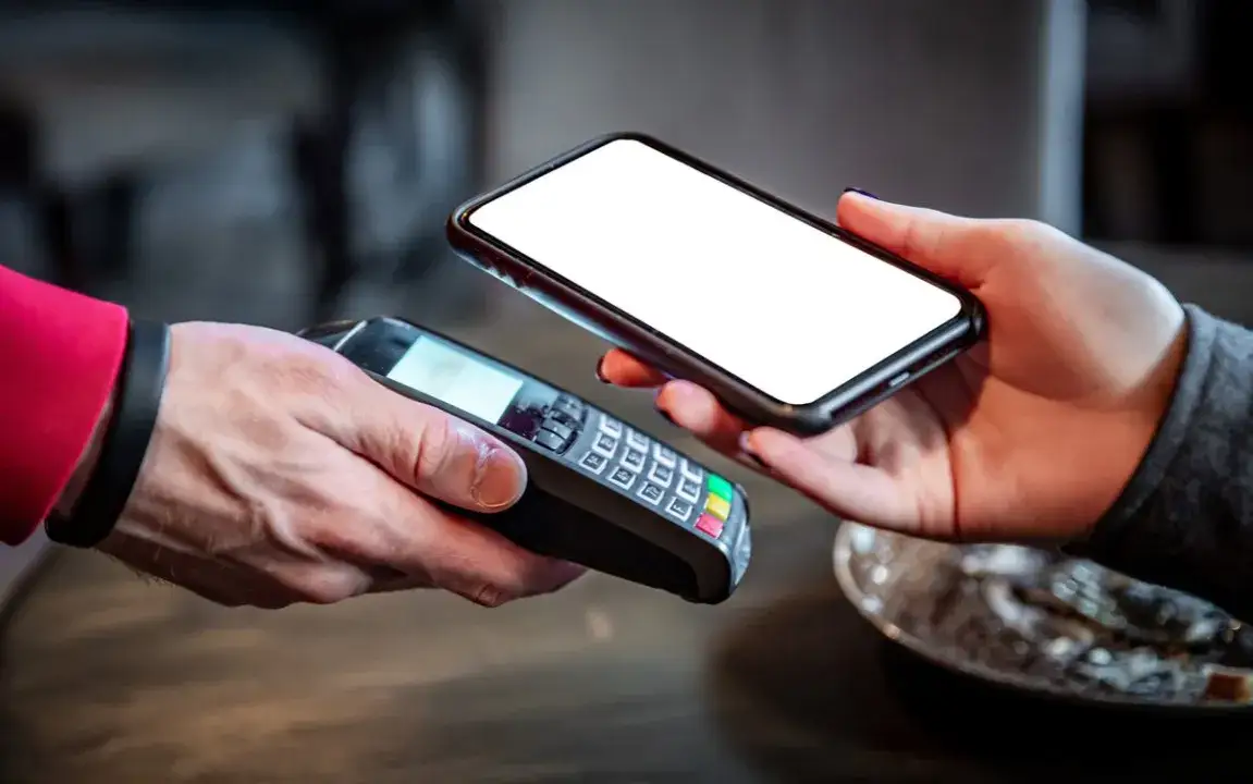 Zdjęcie Na czym polega płatność BLIKiem i czy jest bezpieczna? Sprawdź korzyści i wady