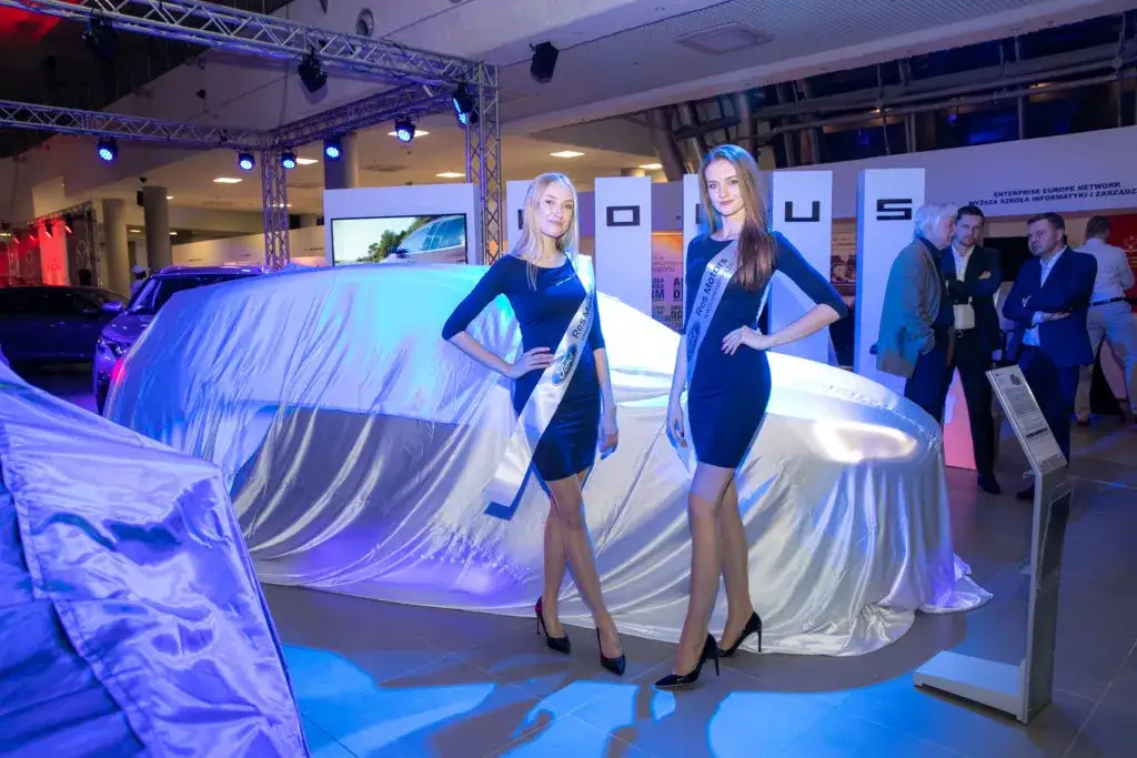 Zdjęcie Rola hostess na targach motoryzacyjnych - znaczenie i wymagania