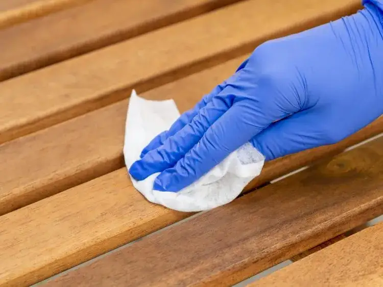 Zdjęcie Jak naprawić odprysk na meblach lakierowanych i przywrócić ich blask