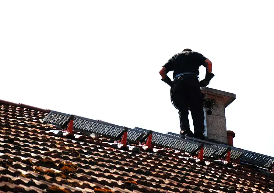 Zdjęcie Skuteczne czyszczenie komina ze smoły: 5 sprawdzonych metod krok po kroku