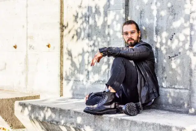 Zdjęcie Modne stylizacje z glanami dla mężczyzn. Unikaj wpadek i podkreśl swój styl