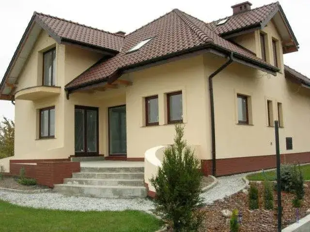 Zdjęcie Jak dobrać idealny kolor elewacji do brązowych okien? Sprawdź najlepsze propozycje!