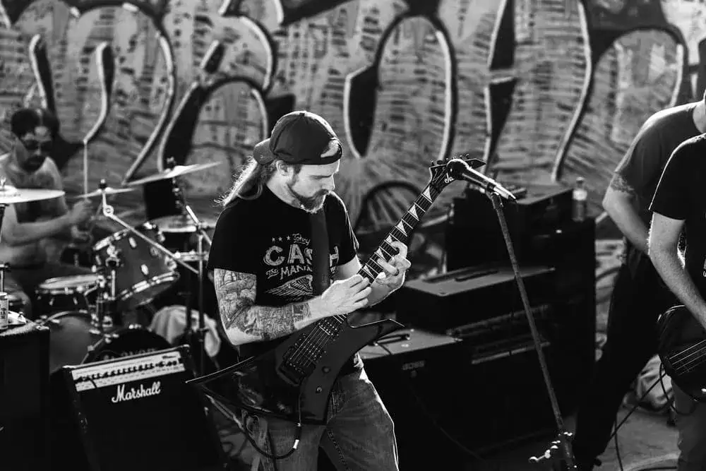 Zdjęcie Jak grać metal na gitarze elektrycznej - techniki, porady i triki