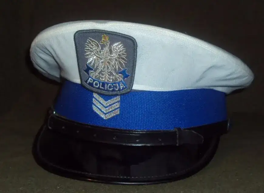Zdjęcie Białe czapki w policji – co oznaczają i jak wpływają na bezpieczeństwo?