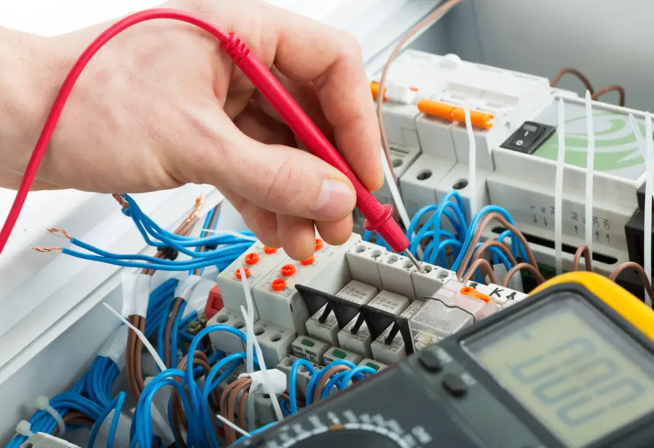 Zdjęcie Ile kosztuje montaż skrzynki elektrycznej? Sprawdź, co wpływa na cenę