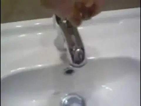 Zdjęcie Jak łatwo odkręcić kran w umywalce bez uszkodzeń i problemów – krok po kroku