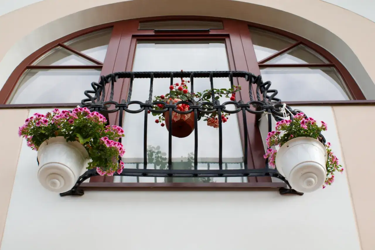 Zdjęcie Balkon francuski co to jest: poznaj jego cechy i funkcje