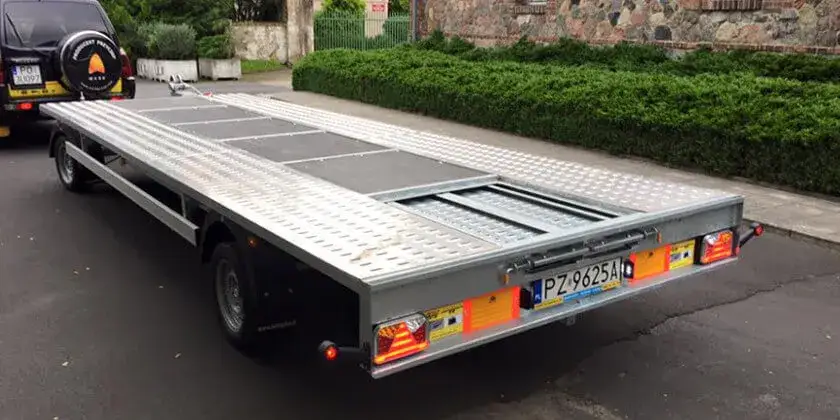 Zdjęcie Jakie prawo jazdy potrzebne do busa z lawetą? Uniknij kar i problemów